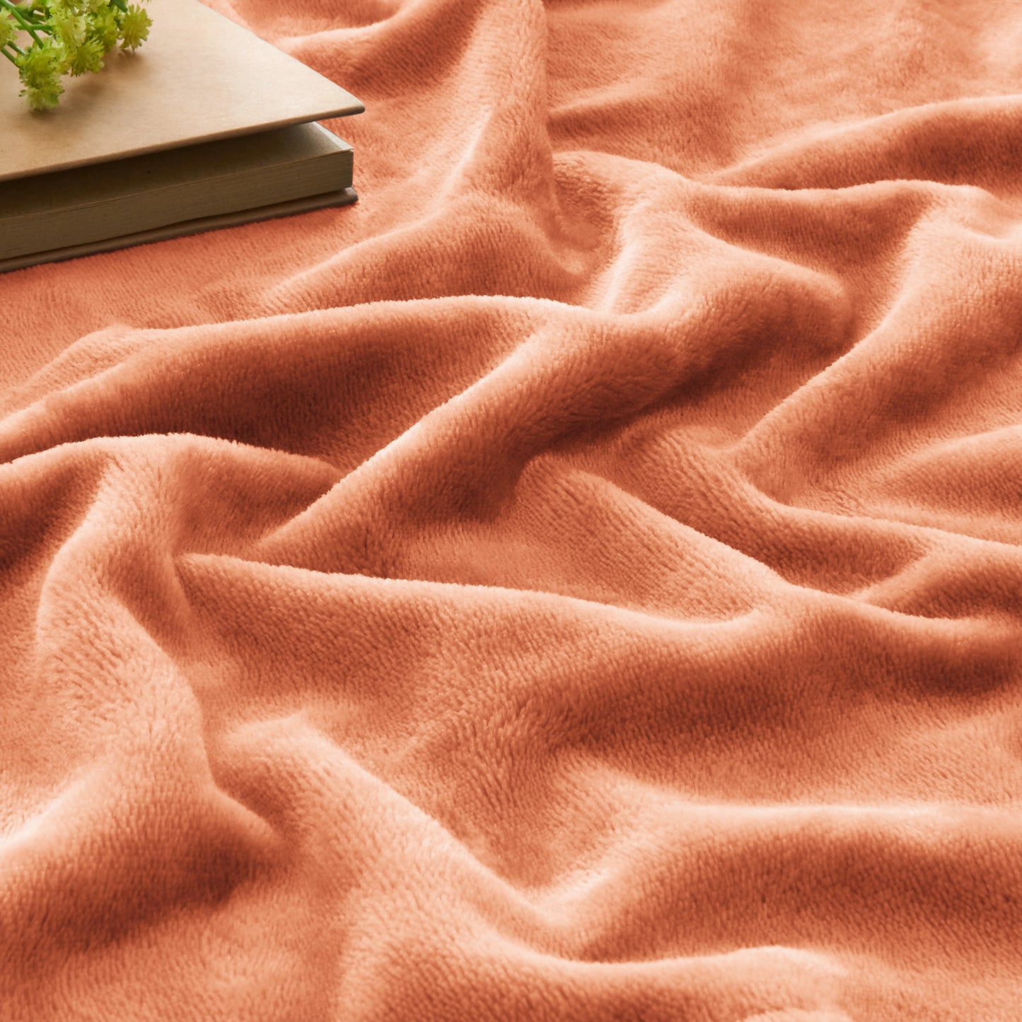 Fleece Blankets Queen Size Throw Blankets for Bed & Couch, Plush Cozy Fuzzy Blanket, Super Soft & Warm Blankets for Fall and Winter