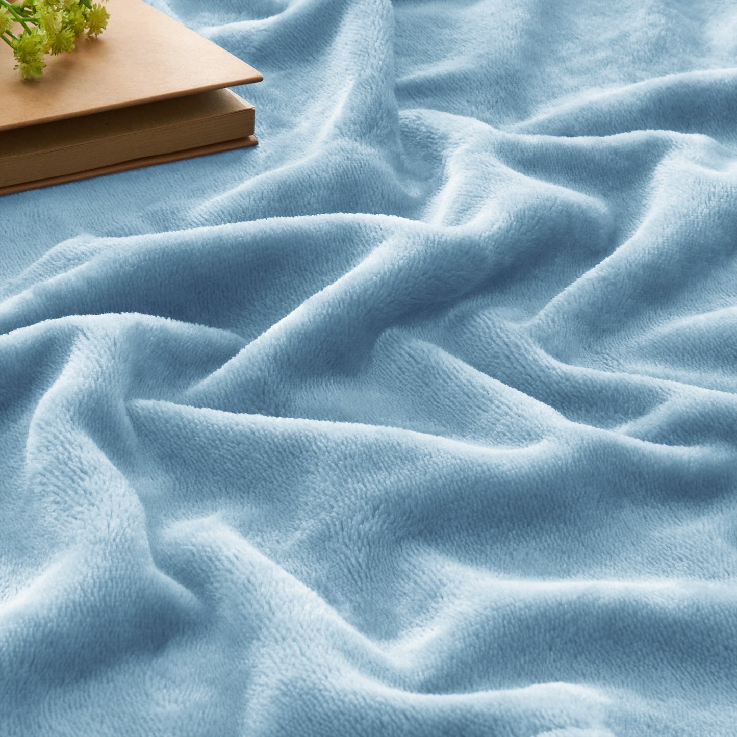 Fleece Blanket Throw Blanket for Couch & Bed, Plush Cozy Fuzzy Blanket, Super Soft & Warm Blankets for Fall and Winter