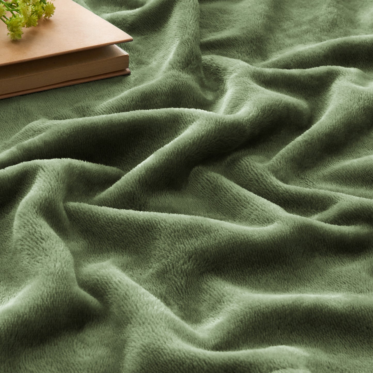 Fleece Blanket Throw Blanket for Couch & Bed, Plush Cozy Fuzzy Blanket, Super Soft & Warm Blankets for Fall and Winter