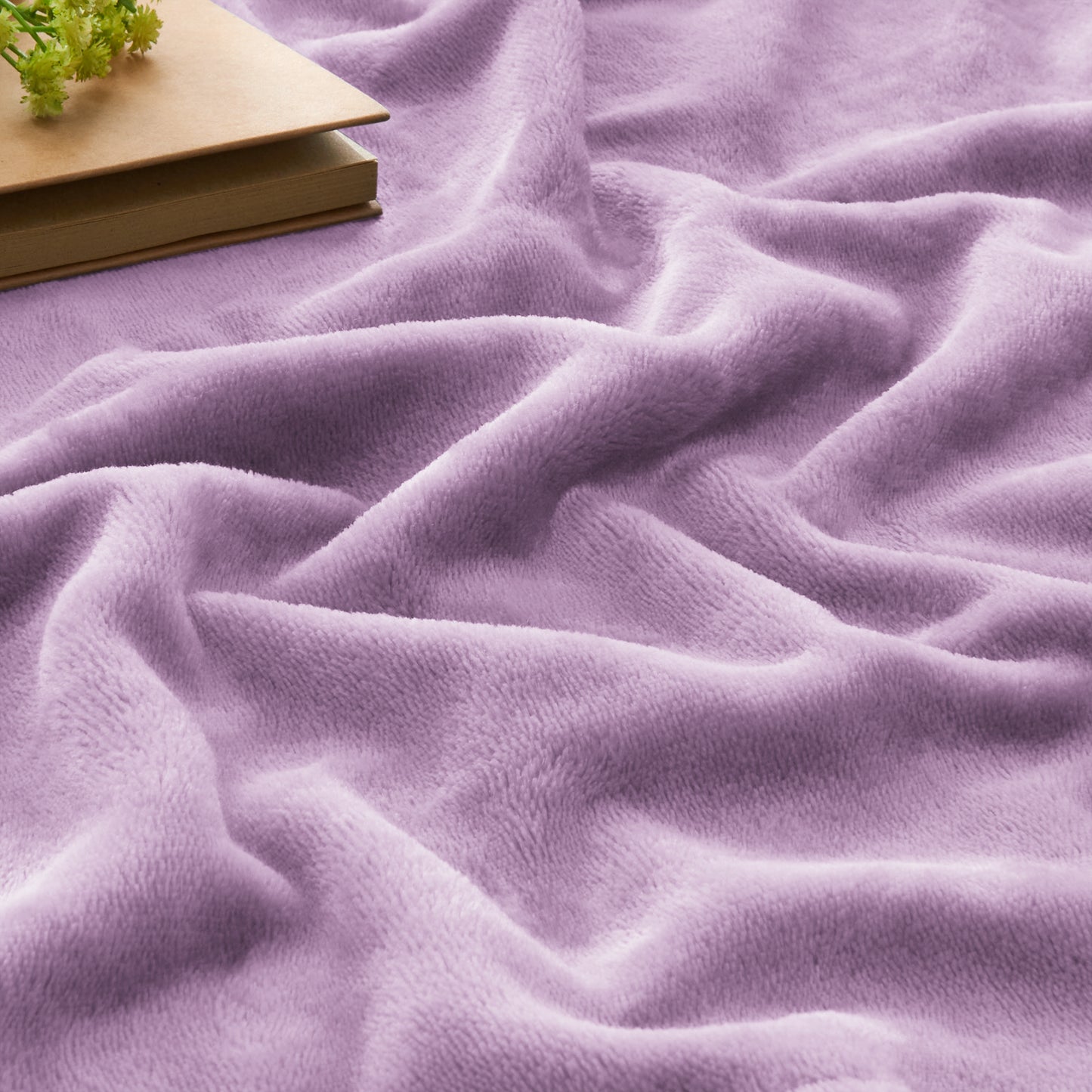 Fleece Blanket Throw Blanket for Couch & Bed, Plush Cozy Fuzzy Blanket, Super Soft & Warm Blankets for Fall and Winter