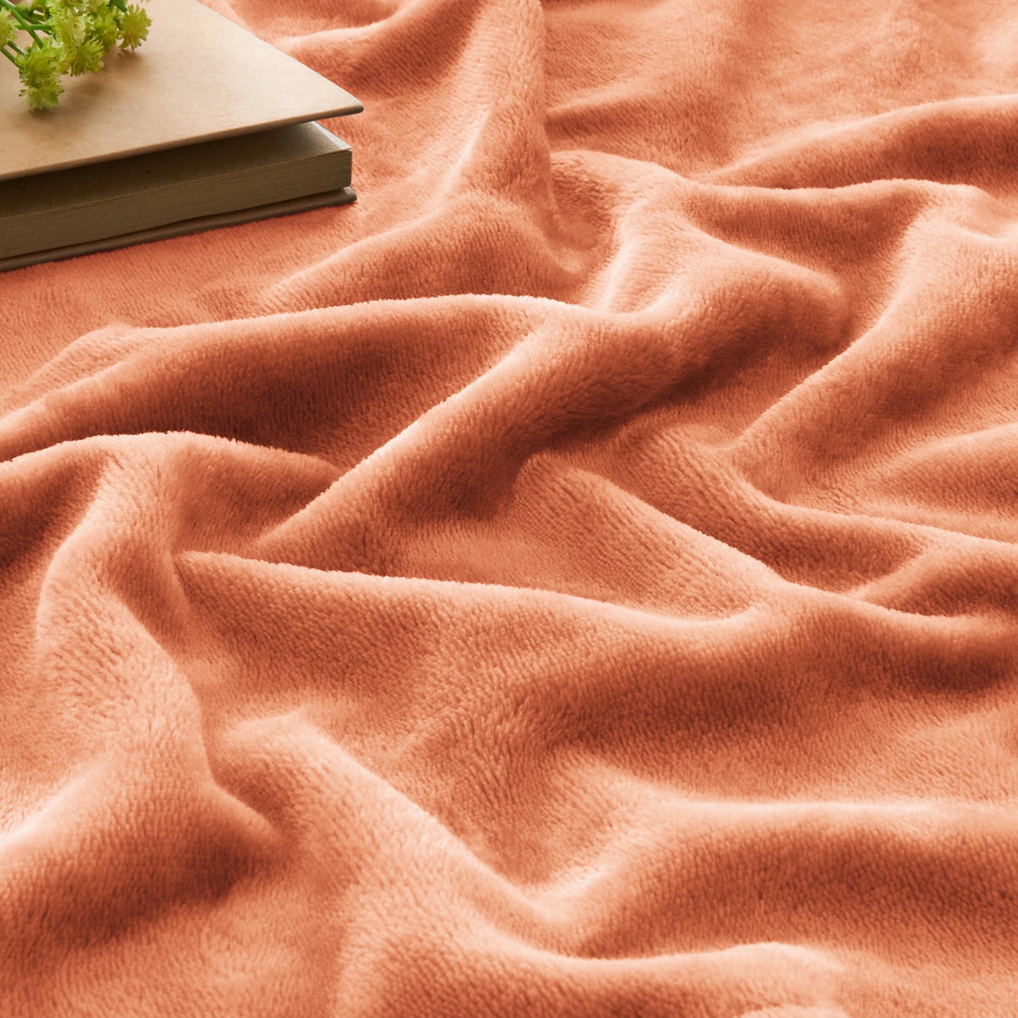 Fleece Blanket Throw Blanket for Couch & Bed, Plush Cozy Fuzzy Blanket, Super Soft & Warm Blankets for Fall and Winter