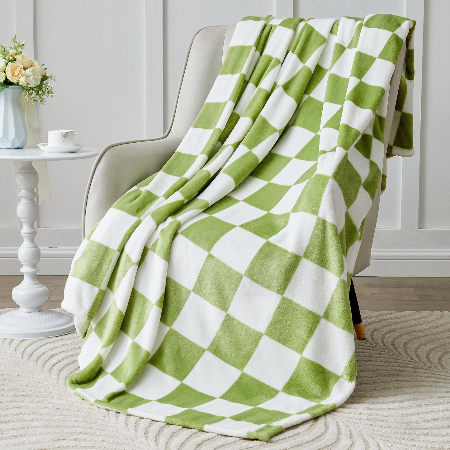 Checkered Throw Blanket for Couch and Bed, Luxurious Decorative Fleece Blanket with Checkerboard Grid Home Decor, Soft and Cozy Throw Blanket for Spring and Summer