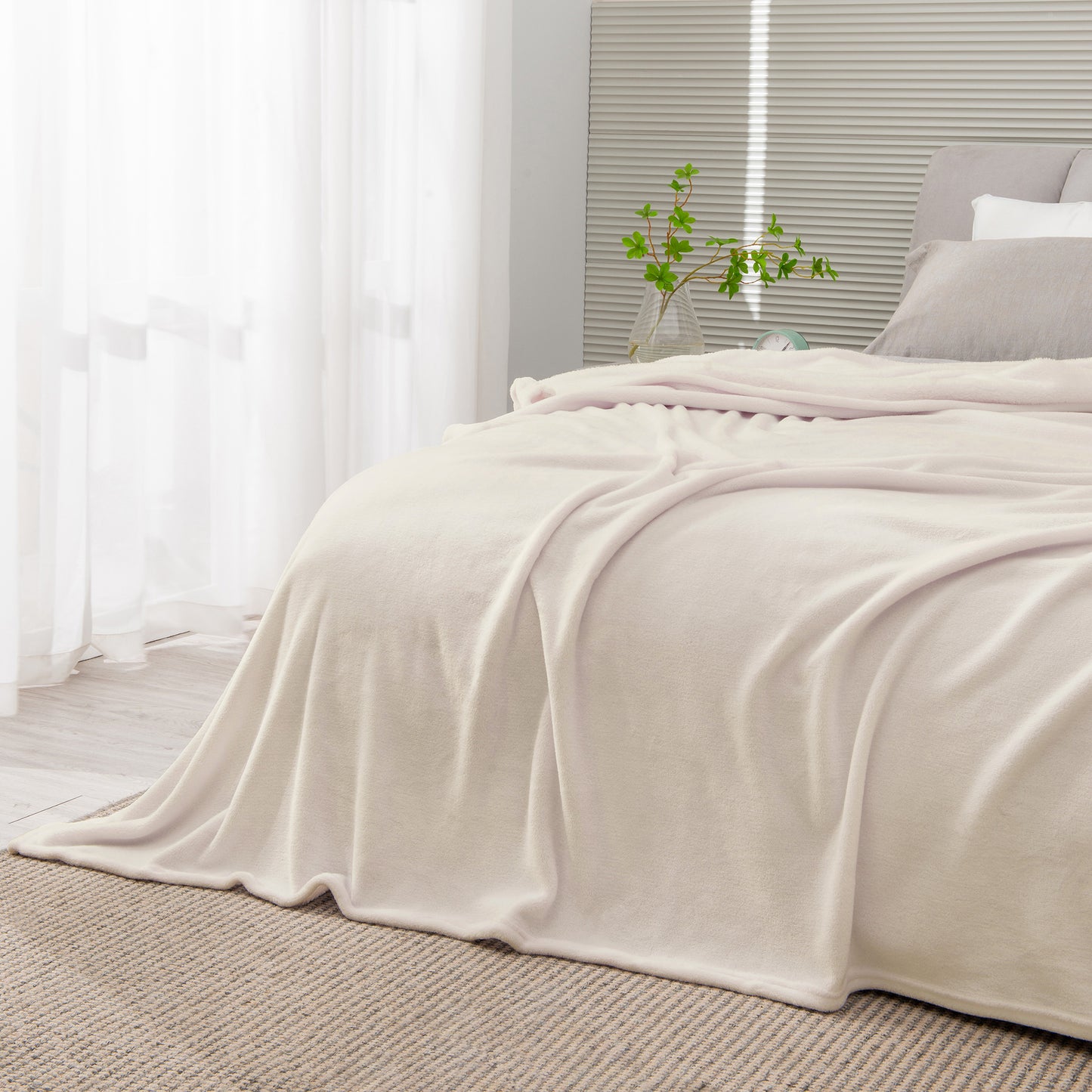 Fleece Blankets Queen Size Throw Blankets for Bed & Couch, Plush Cozy Fuzzy Blanket, Super Soft & Warm Blankets for Fall and Winter