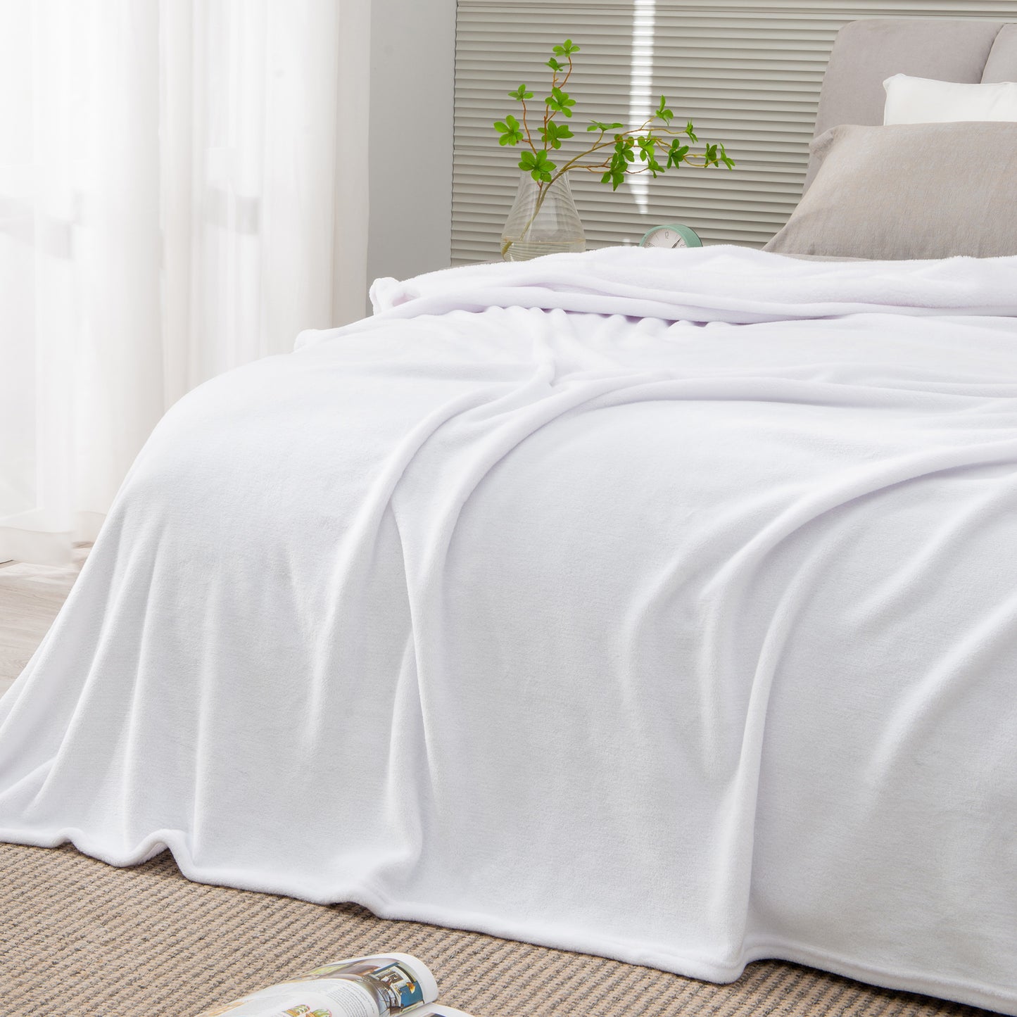 Fleece Blankets Queen Size Throw Blankets for Bed & Couch, Plush Cozy Fuzzy Blanket, Super Soft & Warm Blankets for Fall and Winter