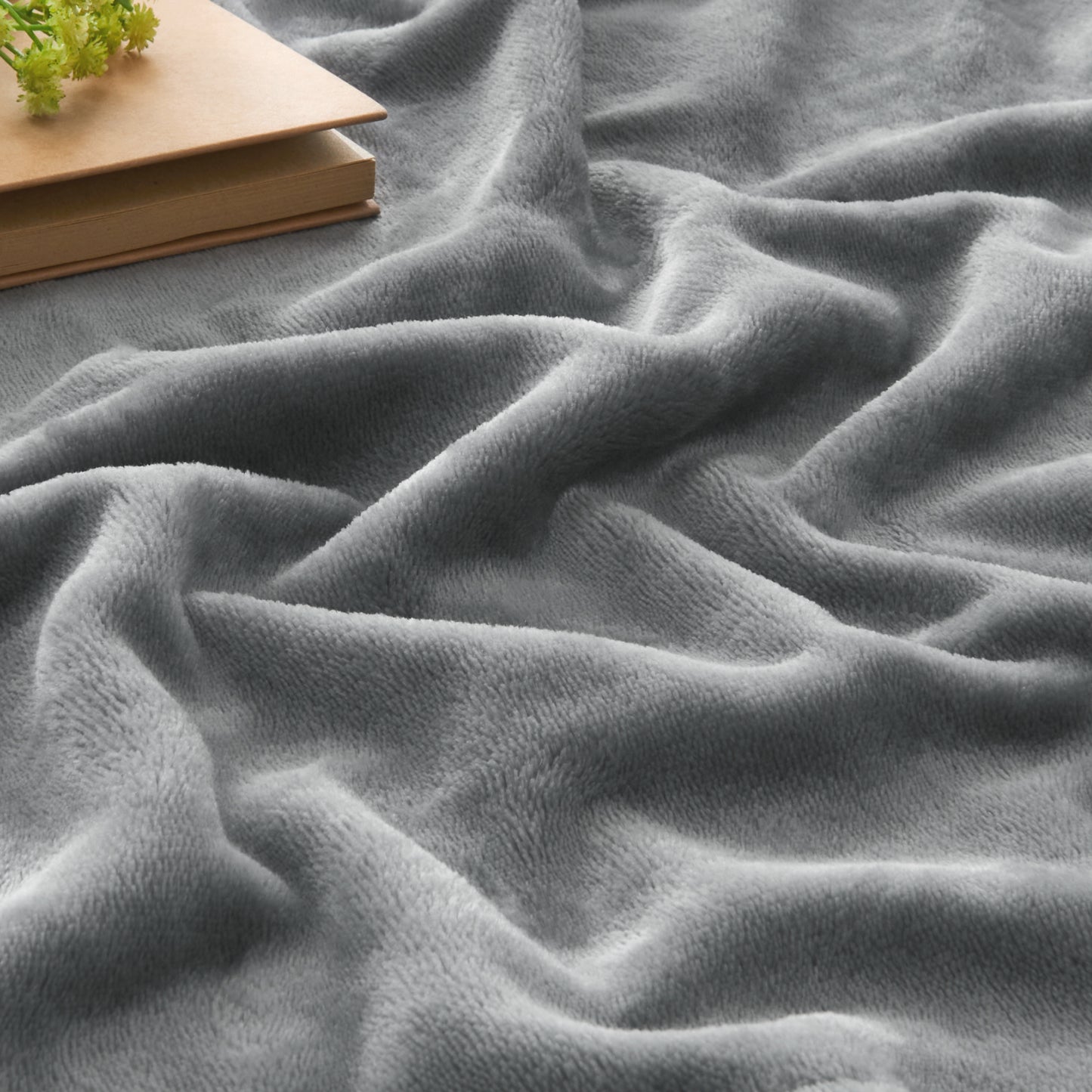 Fleece Blankets Queen Size Throw Blankets for Bed & Couch, Plush Cozy Fuzzy Blanket, Super Soft & Warm Blankets for Fall and Winter