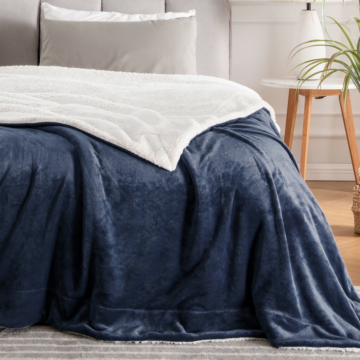 Sherpa Fleece Blankets Queen Size, Grey Thick Warm Blankets for Winter, Super Soft & Cozy Fuzzy Bed Blanket