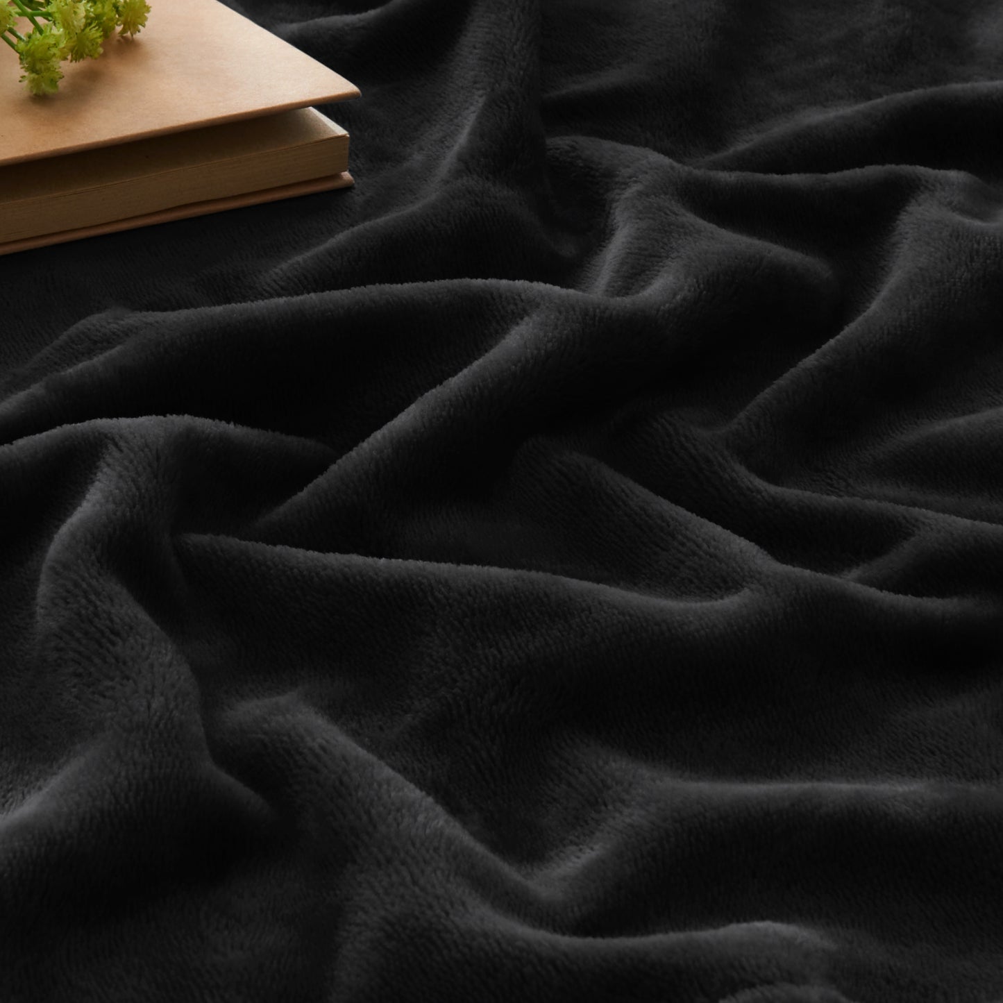 Fleece Blankets Queen Size Throw Blankets for Bed & Couch, Plush Cozy Fuzzy Blanket, Super Soft & Warm Blankets for Fall and Winter