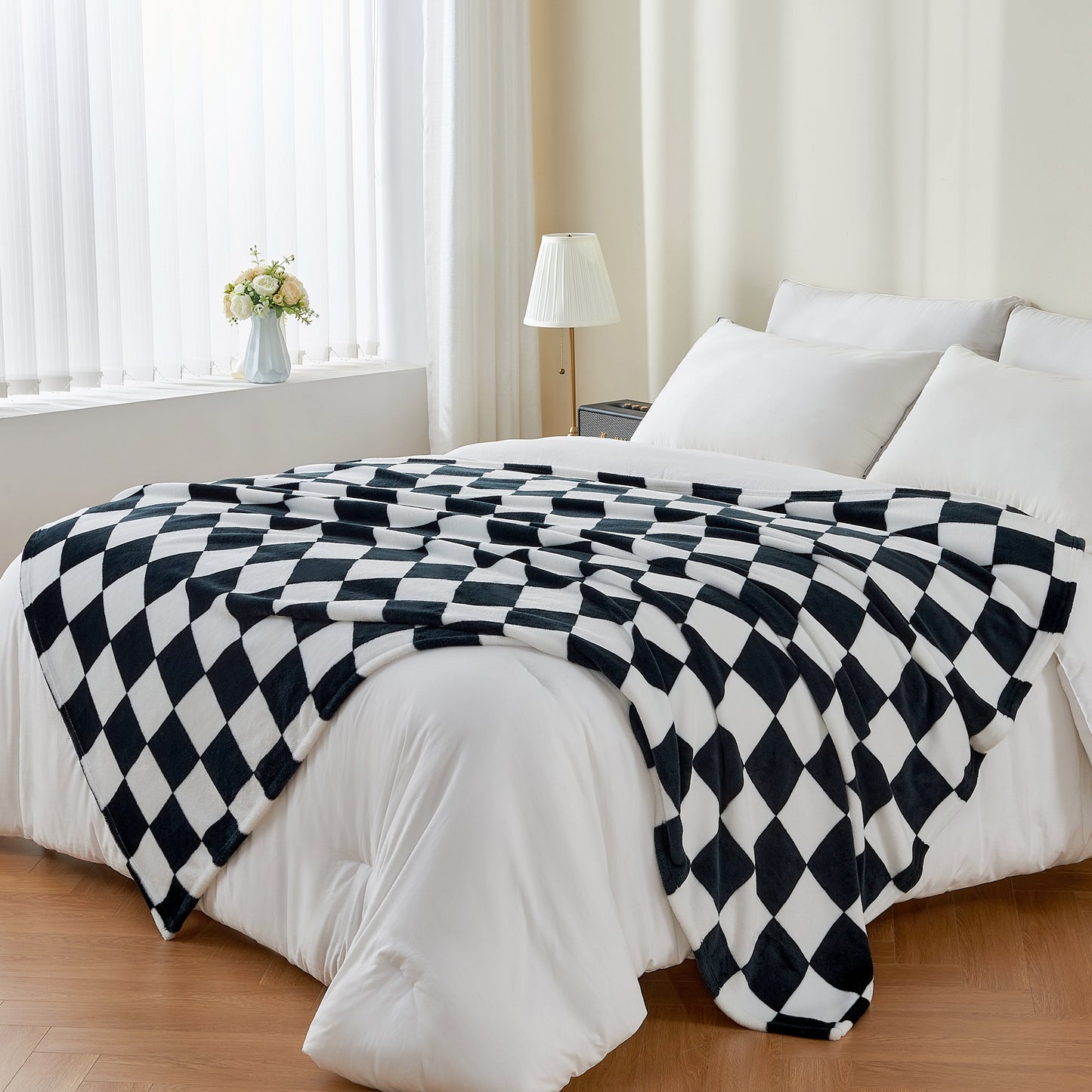 Checkered Throw Blanket for Couch and Bed, Luxurious Decorative Fleece Blanket with Checkerboard Grid Home Decor, Soft and Cozy Throw Blanket for Spring and Summer