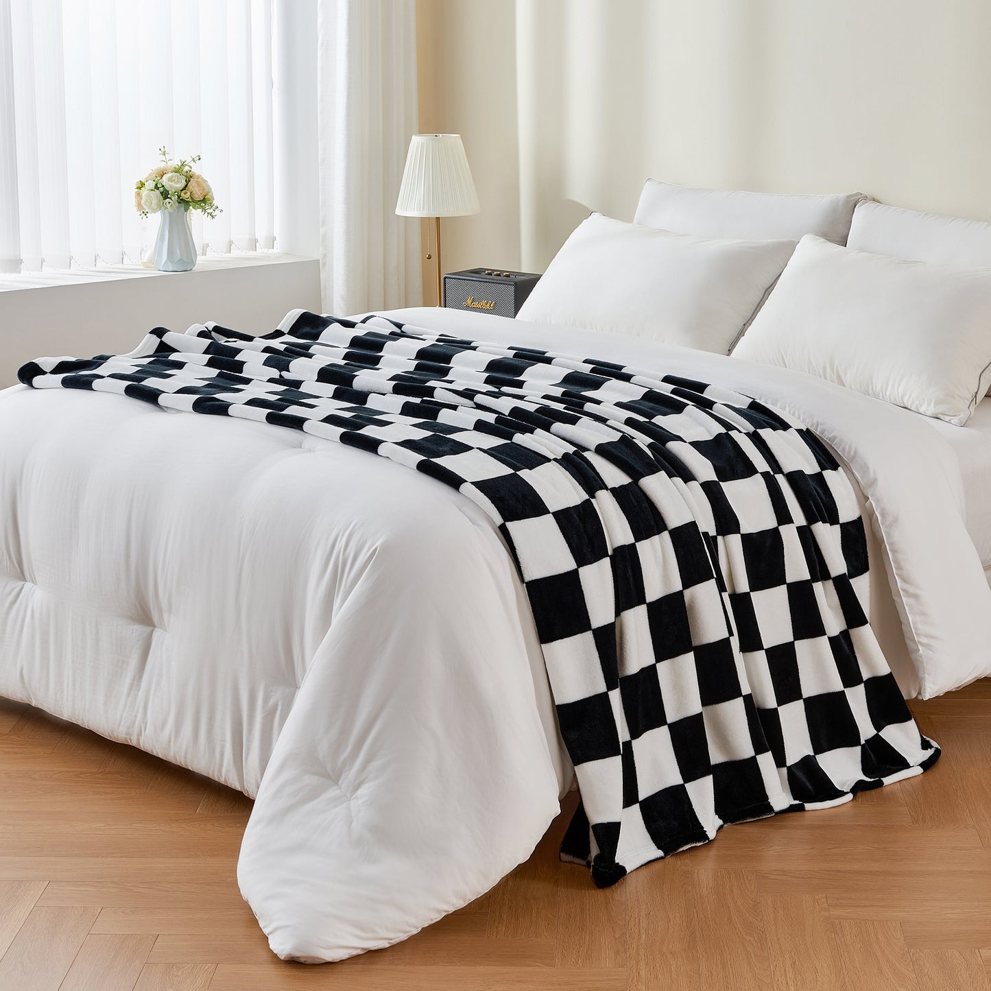 Checkered Throw Blanket for Couch and Bed, Luxurious Decorative Fleece Blanket with Checkerboard Grid Home Decor, Soft and Cozy Throw Blanket for Spring and Summer