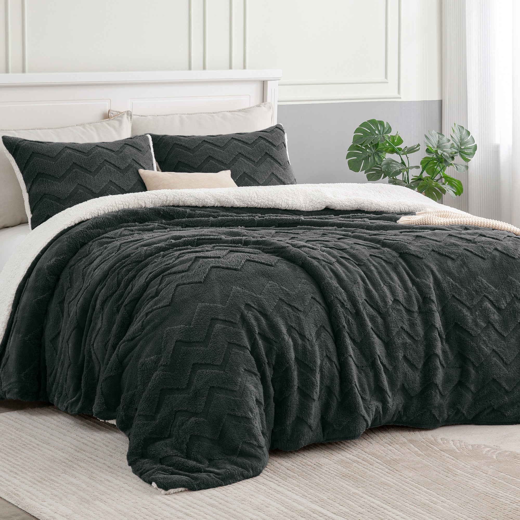 BEDELITE Fluffy Queen Comforter Set - Super Soft Sherpa Grey Comforter for Queen Size Bed, Luxury Warm Bedding Set for Winter, Fuzzy Bed Set 3 Pieces (1 Comforter, 2 Pillowcases)