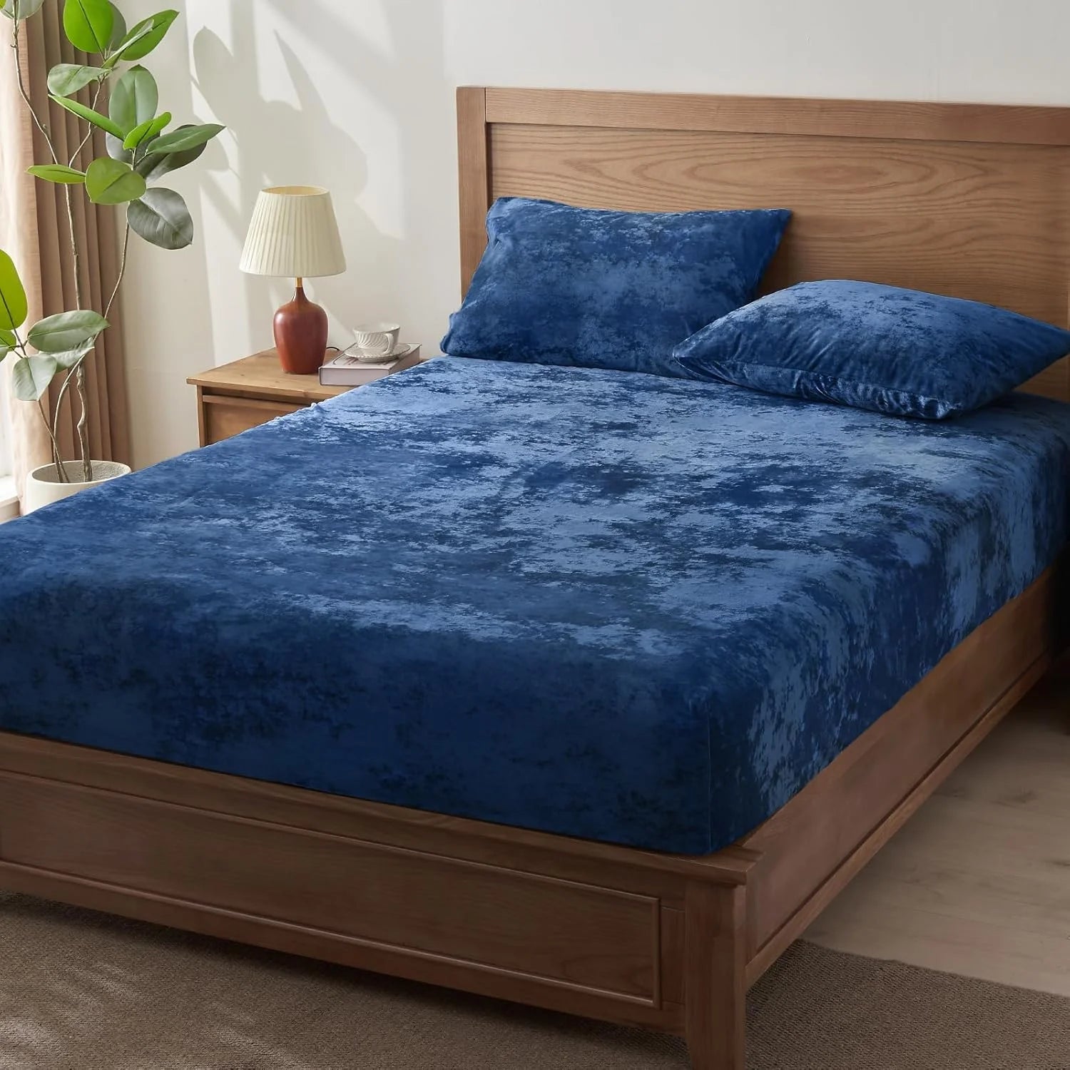 BEDELITE Velvet Fitted Sheet and Pillowcase Set - Luxury Soft Fuzzy Bottom Sheet with Reinforced Elastic Corner Straps